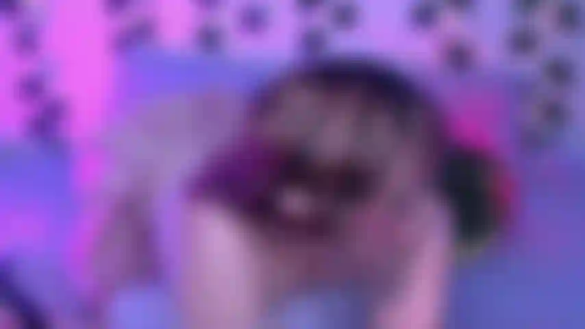 Garganta profunda bagunçada em cachorrinho com explosão de leite.