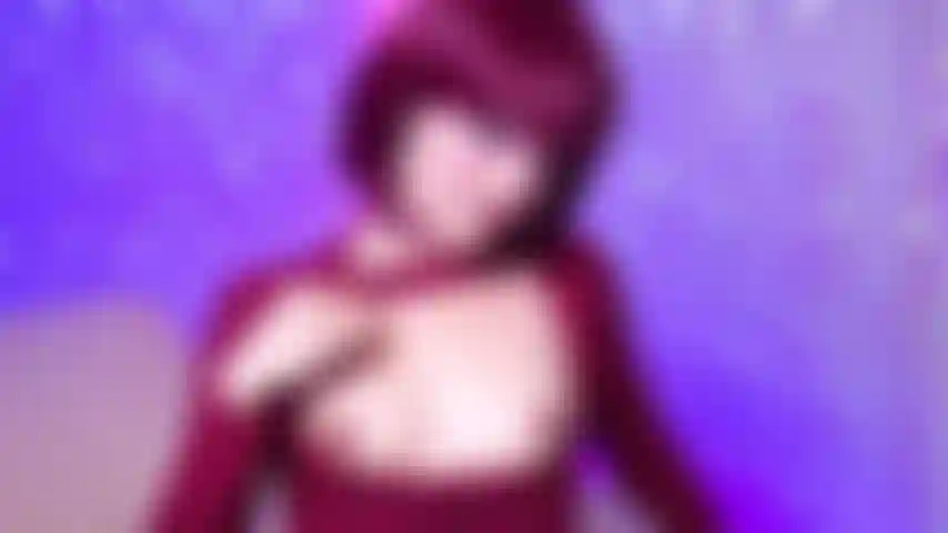 Brincando com gelo em meus mamilos.