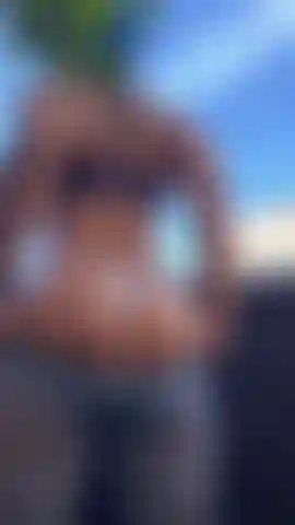 Passei calor na academia e saí para tomar um ar, você vem comigo?