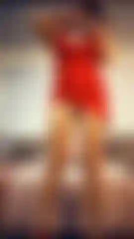 Senhora de vermelho agachada em seu pau.