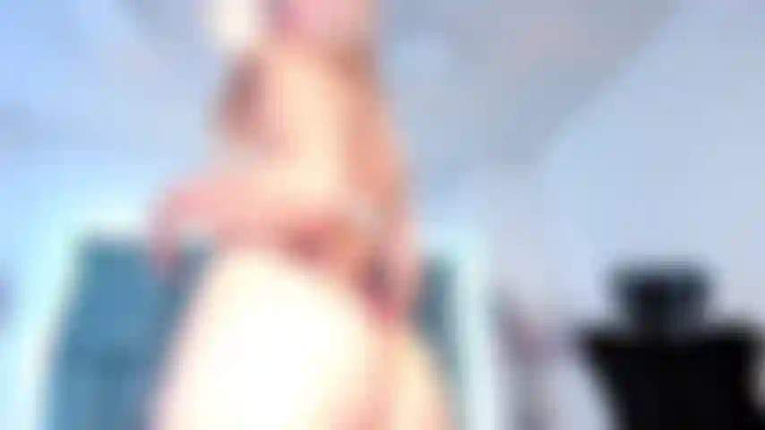 Balançando e mostrando minha bunda.