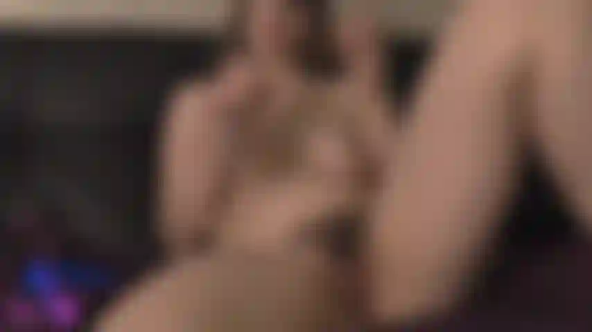 Lubrificando meu corpo nu.