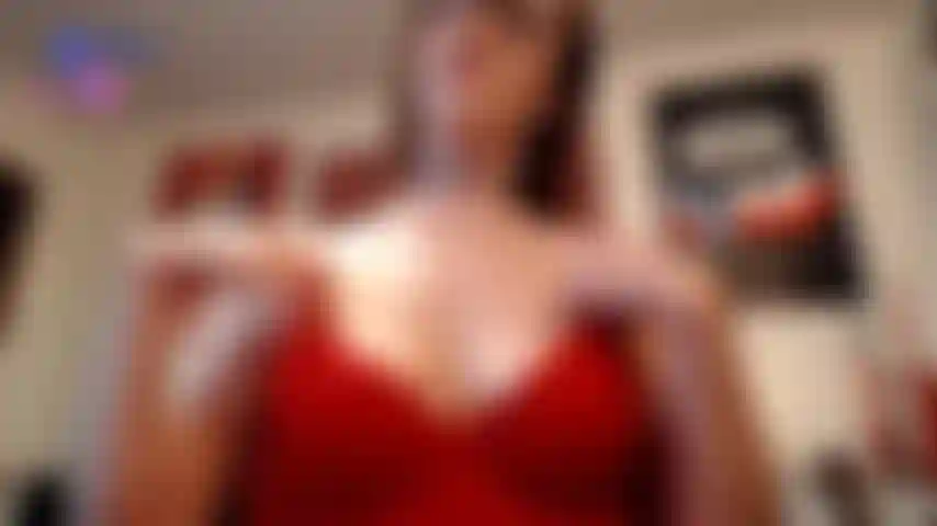 Saltando, beliscando e brincando com meus peitos e mamilos.