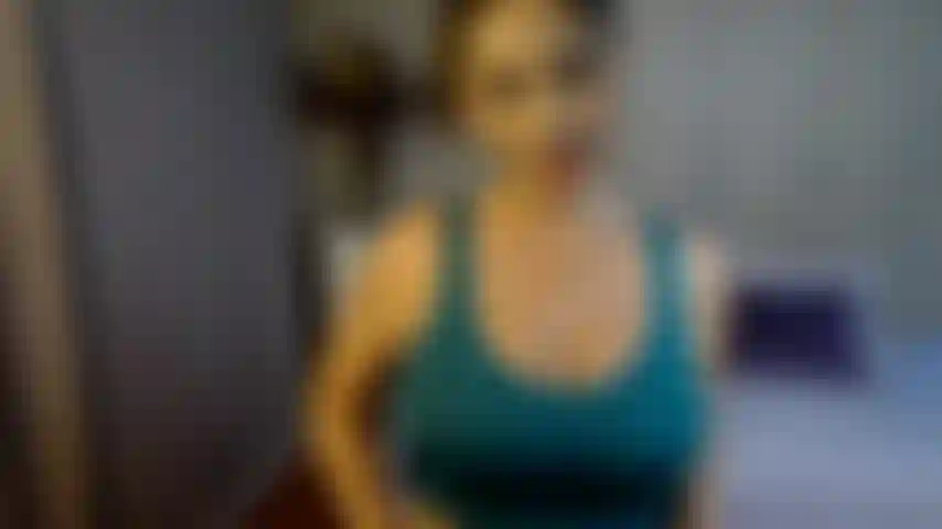 Incentive para se masturbar em mim, adorando meu corpo com leggings cor-de-rosa brilhantes e um top de academia.