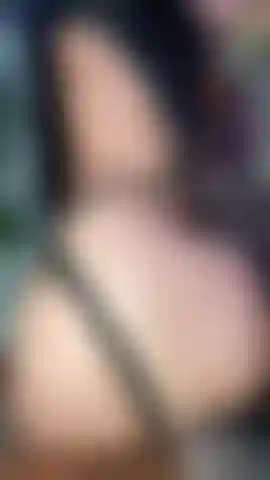 Cavalgando um pau delicioso.