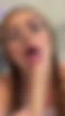 Sinta a umidade dos meus lábios no seu pau duro cada chupada é uma viagem ao verdadeiro paraíso, esse boquete vai te deixar sem fôlego você vai querer foder minha bucetinha mas seu leite vai explodir na minha boca.