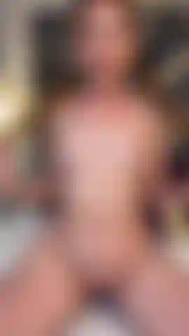 Meus seios macios e tentadores, e minha buceta molhada, pronta para você aproveitar cada detalhevenha se perder em cada curva e mergulhe no prazer que preparei para você. Este é um momento só para você.