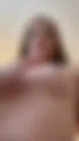 Meus peitos quentes banhados em creme, sinta a maciez e a clareza misturadas, suas mãos vão querer mais do que tocá-los.