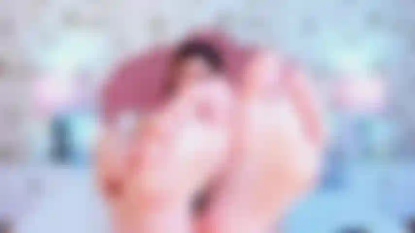 Você gosta das solas dos meus pés sensuais, seu pau já está duro, exploda nos meus peitos quentes, quero sentir seu esperma.