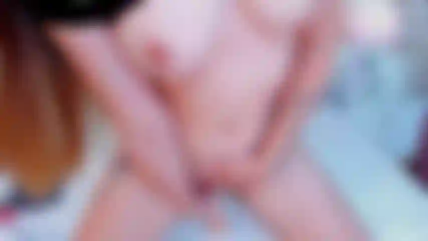 Monte seu pau duro nas suas costas para que você possa ver minha bunda balançando, deixe-o duro e fundo, mas chicoteie-o com suas mãos até que ele exploda.