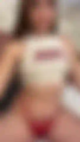 Meus peitos sensuais estão prontos para te deslumbrar, cada movimento os fará tremer, e quando você menos esperar, eles te farão explodir de desejo.