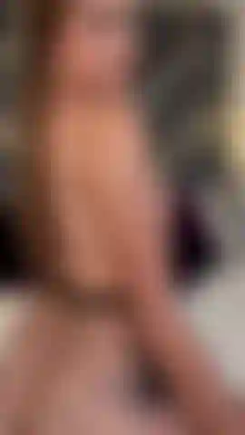 A meia-calça deixa minha bunda mais gostosa, minha buceta fica camuflada com a meia-calça, mas a umidade ao me tocar é tão grande que você não consegue tirar os olhos dela.
