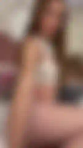 Minha buceta rosa e o balanço da minha bunda estão fazendo a temperatura subir em nós dois, cada movimento aumenta o calor, você não pode negar.