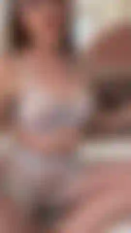 Minha bunda grande molhada e rosa esperando ansiosamente na cama para você vir e usar seus dedos, pau e língua nela.