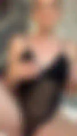 Minha boceta está tão molhada que você não vai conseguir resistir, enquanto meus peitos quentes imploram para você tocá-los, cada gota que cai de mim e cada curva queimando de desejo estão te chamando, prontas para você brincar com elas.