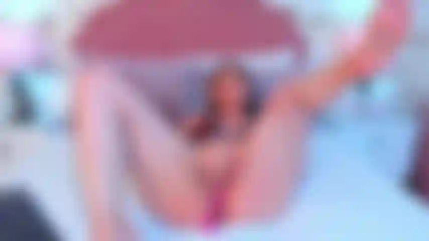 Minha bunda grande e gostosa em posição de cachorrinho aberta e molhada a cada vibração estou tão excitada que você nega seu pau para me foder bem forte e fundo, até você explodir e me encher com seu esperma.