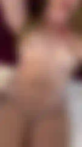 O rosa da minha buceta se mistura com o rosa da minha lingerie pronta para você chegar perto e sentir o quanto estou molhada para você.