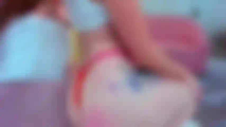 Nua, gostosa e com muitas palmadas.
