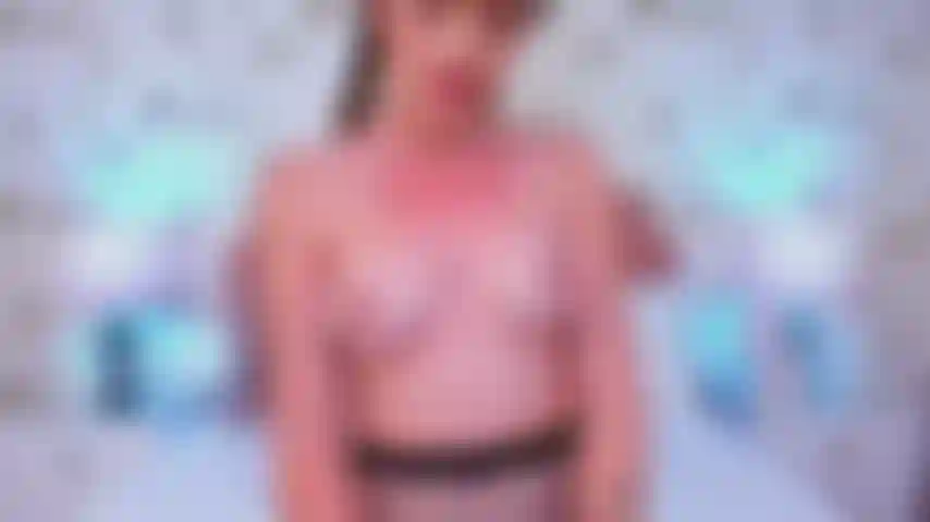 Meus peitos envolvem seu pau, deixando-o realmente duro, saber que eu te excito me deixa ainda mais molhada quando você não consegue mais resistir, enterre esse pau quente na minha boceta encharcada e me foda até eu gritar.