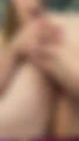 Tocar minha pele macia com as unhas largas faz minha buceta ficar muito quente e molhada, usando apenas os dedos consigo subir até o abismo da estase, minhas pernas tremem de tanto prazer.