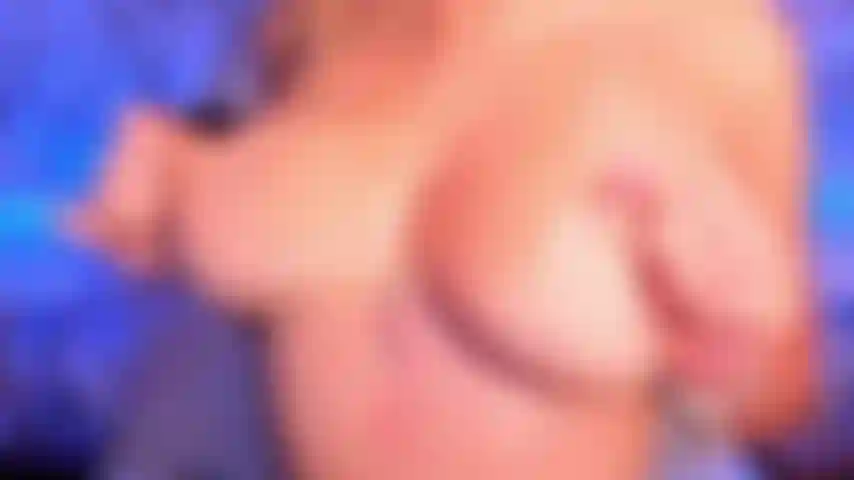 Meus peitos grandes na sua cara, seu pau em questão de segundos ficará duro como uma pedra, mas eu farei você explodir pulando em cima dele.