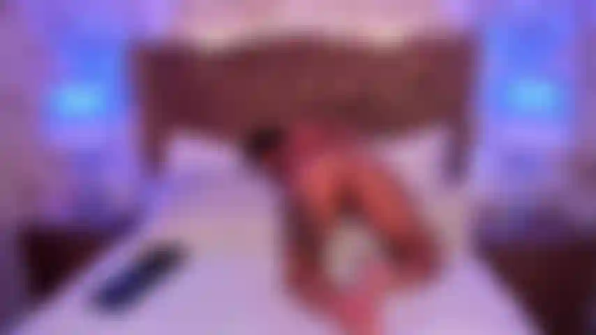 Imagine minha bunda quicando no seu pau duro, cada estocada fazendo você gemer mais alto. Minhas curvas se movem descontroladamente, meus gemidos te envolvem, e nossos corpos suados se fundem.