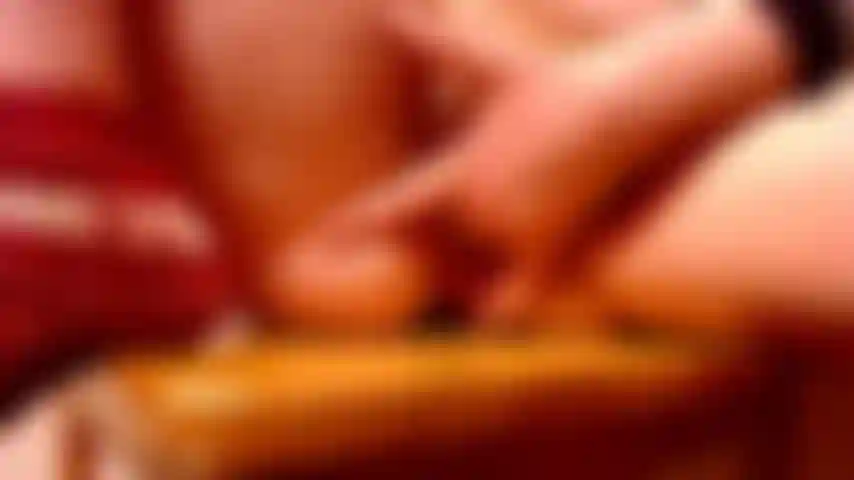 Dedilhando buceta apertada de perto.