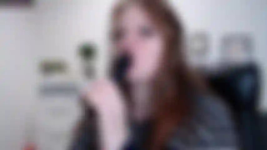 Ninfomaníaca sexy engole avidamente vibrador preto.