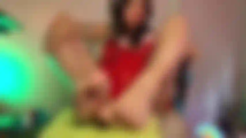 Massageando meus lindos pés com óleo para lhe dar um footjob enquanto mostro e toco minha buceta!!