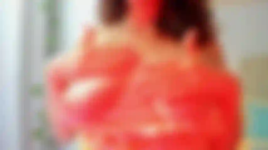 Seios grandes naturais e brinco de xoxota.