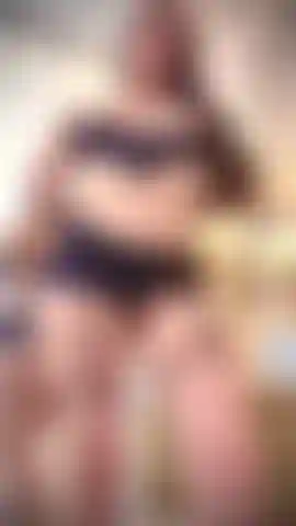 Minha bunda apertada é quebrada por um vibrador de vidro.