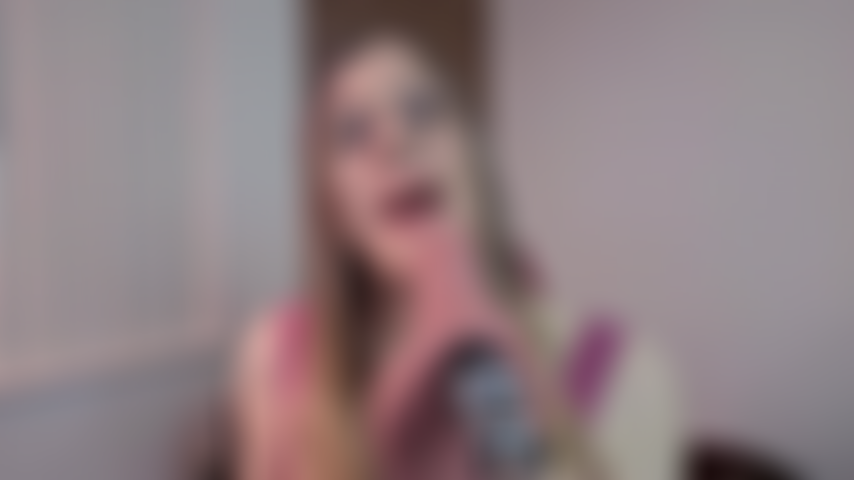 Alice faz um boquete em pov e uma garganta profunda de perto.