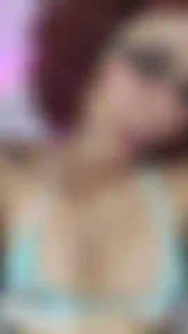 Uma garota fofa de azul.