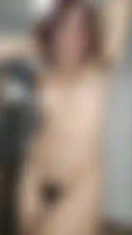 Uma garota peluda e nua.