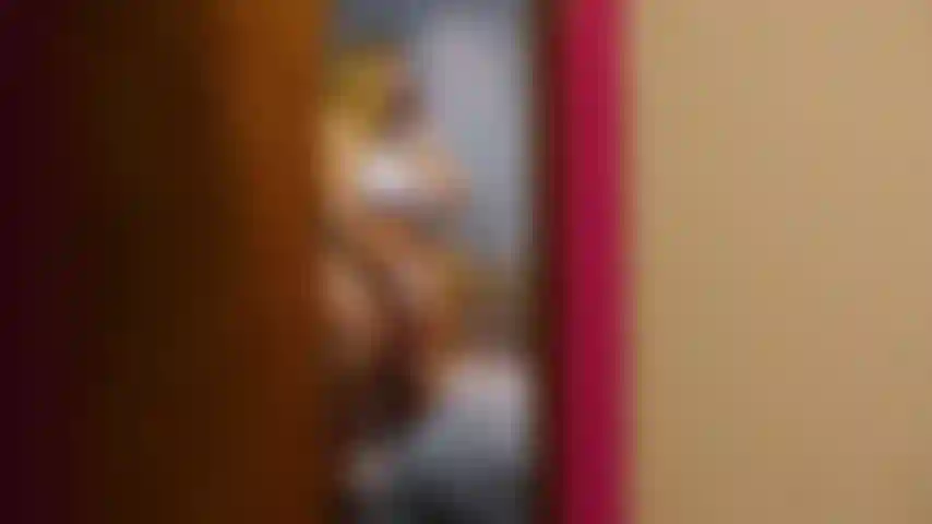 Tira lingerie branca e bucetinha brinca de voyeur.