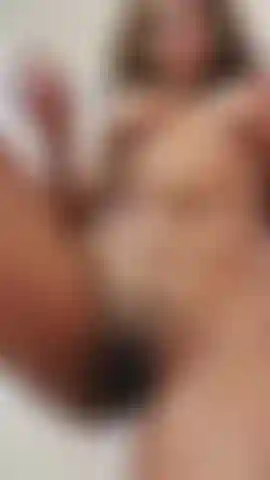 Morena sexy gosta de brincar com os dedos quando está sozinha, vem tentar?