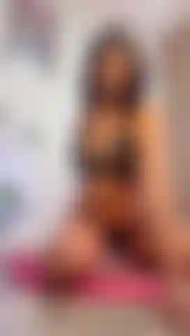 Sensual ebony on the ground