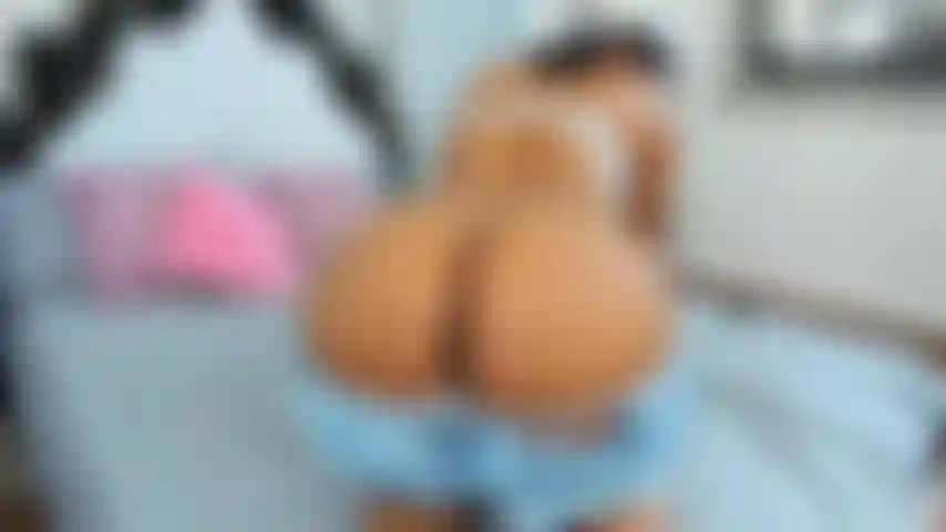 Colocando óleo e fodendo minha bunda tão perto da cam.