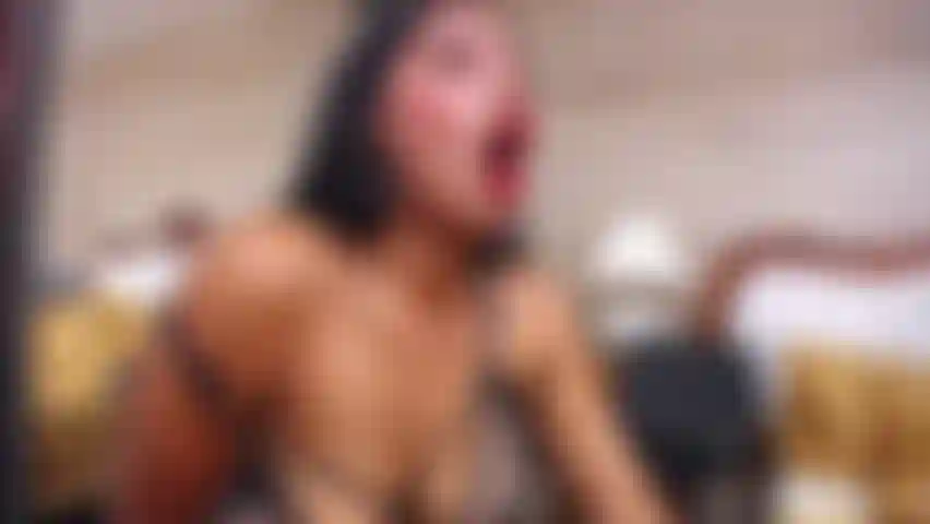 Latina quente e com tesão fodendo sua bunda e buceta tão difícil de molhar sua cama.