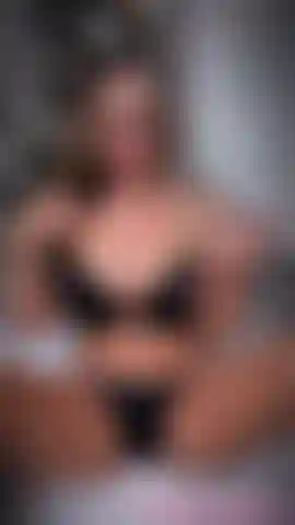 Assista toda foder com um vibrador de vidro, foda com os dedos.