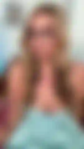 Quem não ama uma linda calcinha de algodão branco? Tão pura e inocente? Ou será que não?! 5 Minutos de vídeo de mim te provocando com minha calcinha! Close up da buceta e abrindo, dedilhando, nudez total.