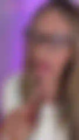 Vejo ali chupar uma bengala de doce, de topless sem nudez.