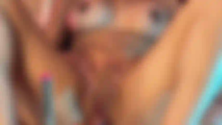 A fuckmachine deixa minha buceta cremosa e molhada.