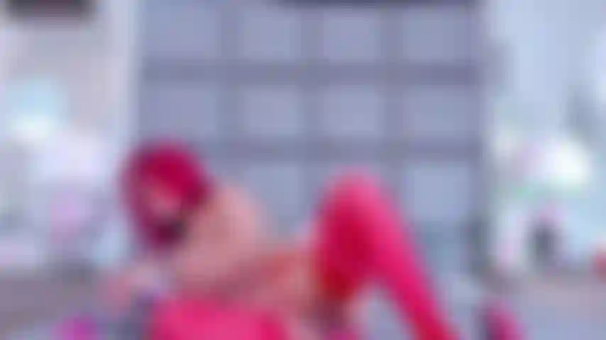 Ruiva com grandes peitos naturais seduz pronta para foder.