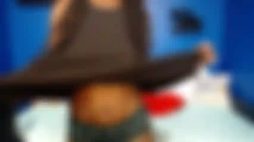 Strip tease com close ups de buceta.