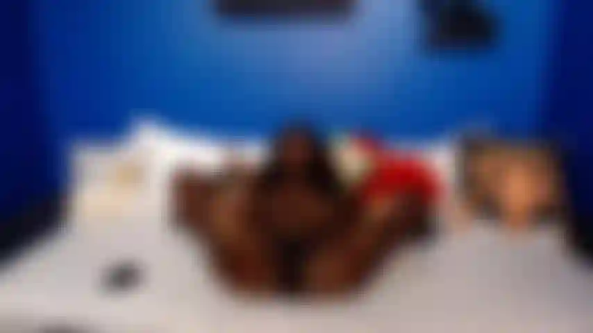 Mukbang: peitos, dedos e batatas fritas.