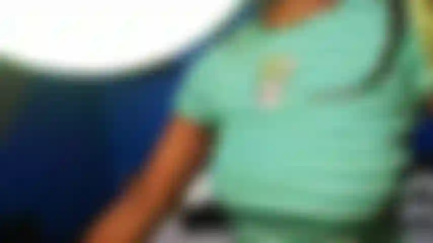 Strip tease com plug anal.