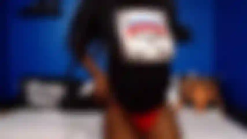 Strip tease, dedilhado e sucção de dildo.