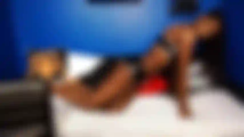 Strip tease em preto e branco com hitachi.