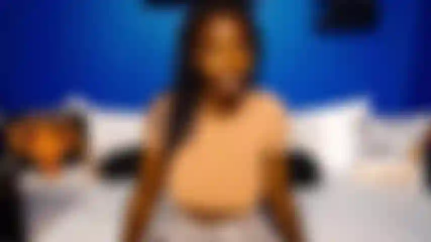 Rara sessão de adoração de axilas peludas.